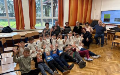 U sklopu školskog projekta “Cesarić u Cesariću” na temu Djetinjstvo, učenici 1.b pripremili su radionicu STARE IGRE, PJESME I PLESOVI za učenike i goste – bake i djedove.