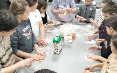 Učenici izvannastavne skupine Domaćinstvo pekli lepinje