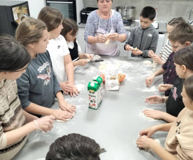 Učenici izvannastavne skupine Domaćinstvo pekli lepinje
