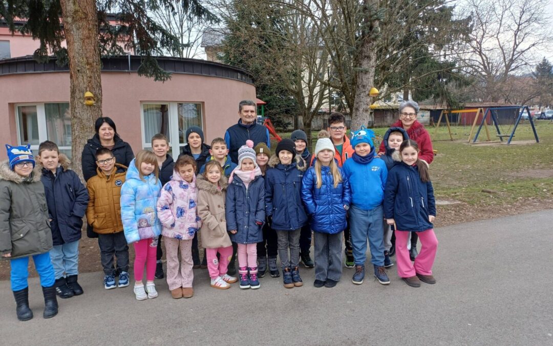 Učenici 1.c postavili hranilice za ptice