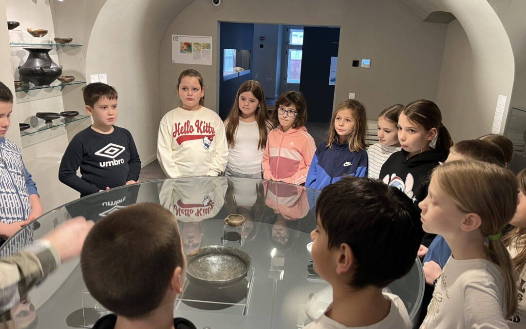 Učenici 3. a razreda posjetili su Gradski muzej Požega i razgledali zavičajnu zbirku.