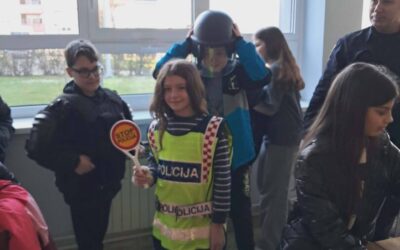 Mogu ako hoću! Učenici četvrtih razreda posjetili policijsku postaju