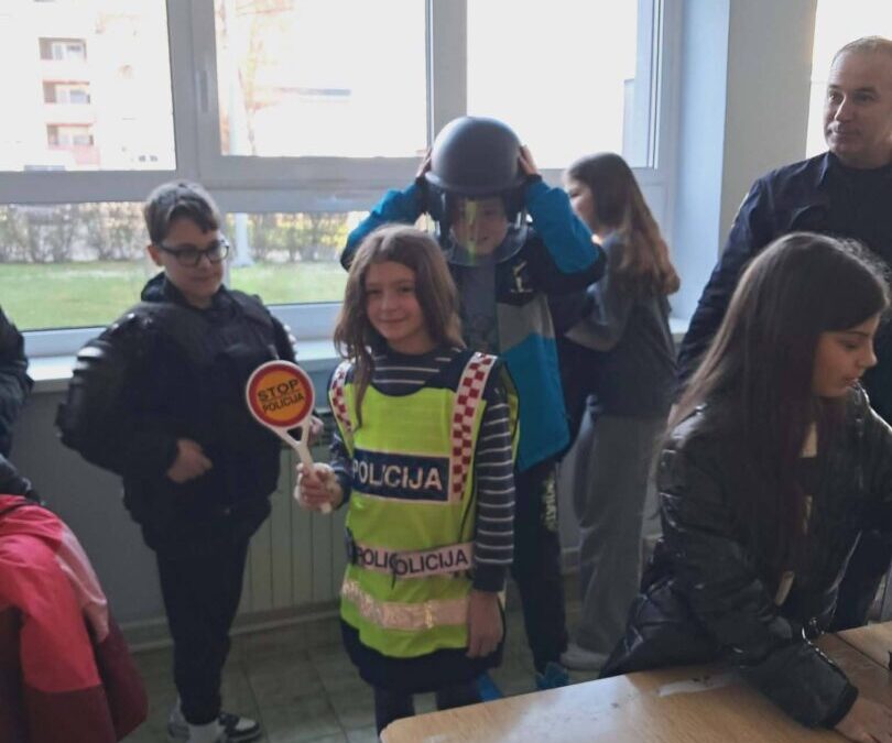 Mogu ako hoću! Učenici četvrtih razreda posjetili policijsku postaju